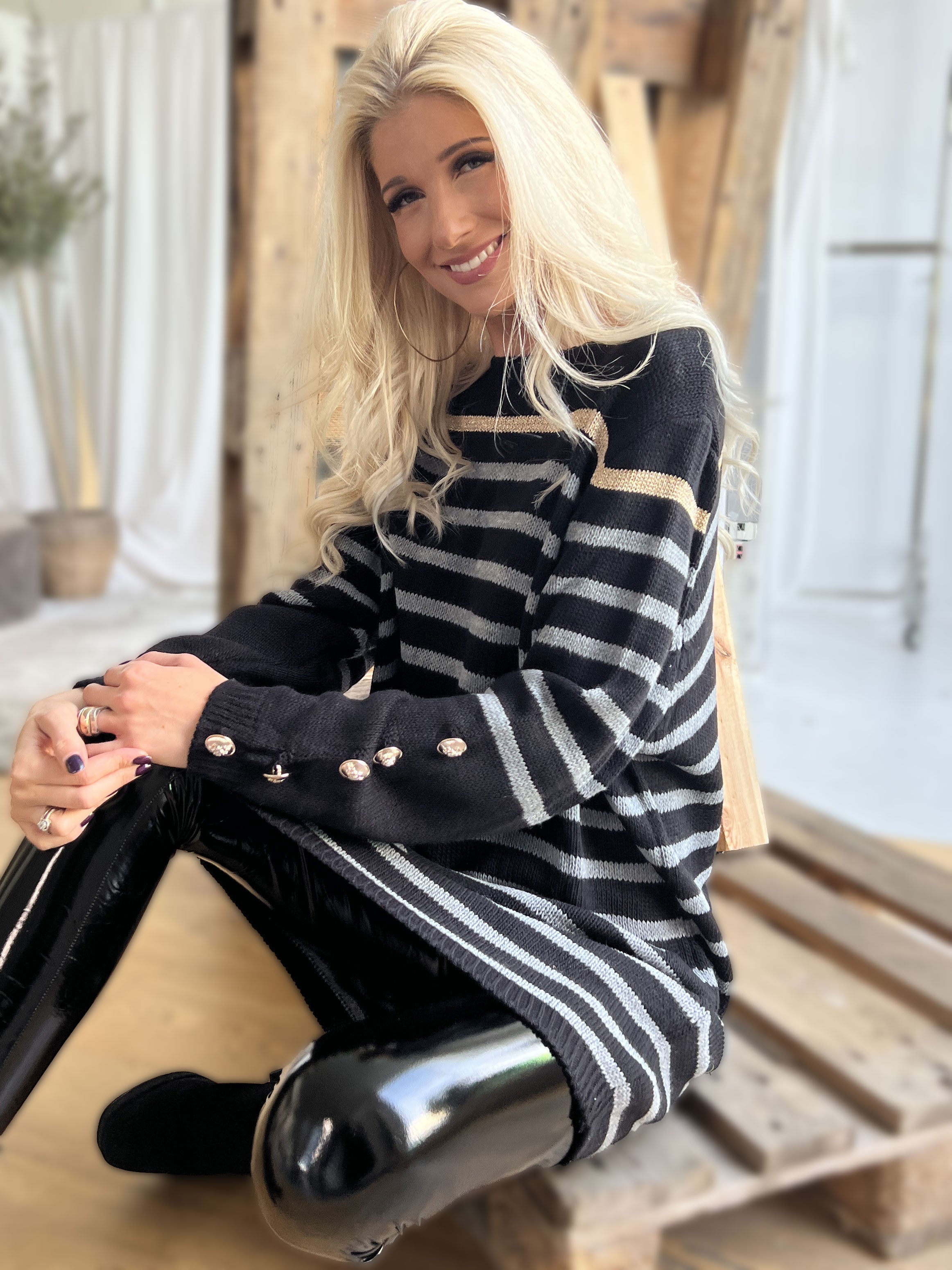 Mirindi - Stribet strikkjole med knapper på ærmerne